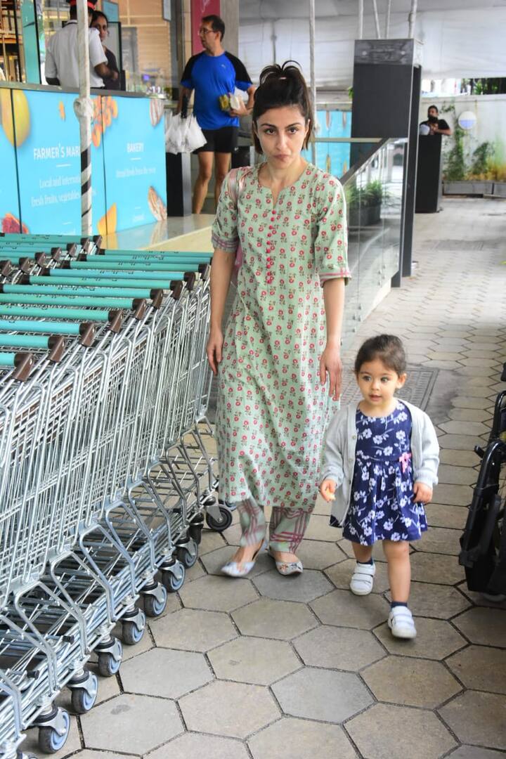 तस्वीरों में आप देख सकते हैं कि कैसे पल पल सोहा इनाया का ध्यान रखती दिखाई दे रही थीं. (Photo Credit: Manav Manglani)