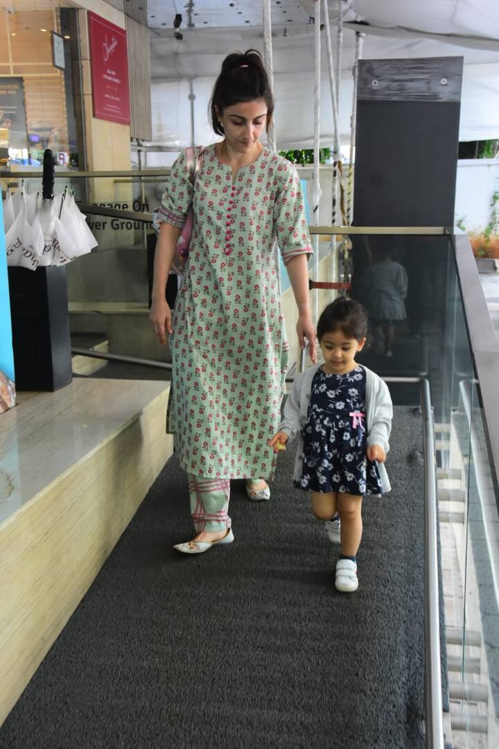  अभिनेत्री सोहा अली खान बेटी के जन्म के बाद से पूरा समय इनाया की ही परवरिश को दे रही हैं. (Photo Credit: Manav Manglani)