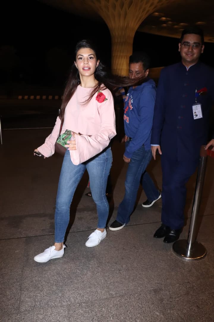 इस दौरान जैकलीन जींस और पिंक क्रॉप टॉप में बेहद खूबसूरत लग रही थीं. (Photo Credit: Manav Manglani)