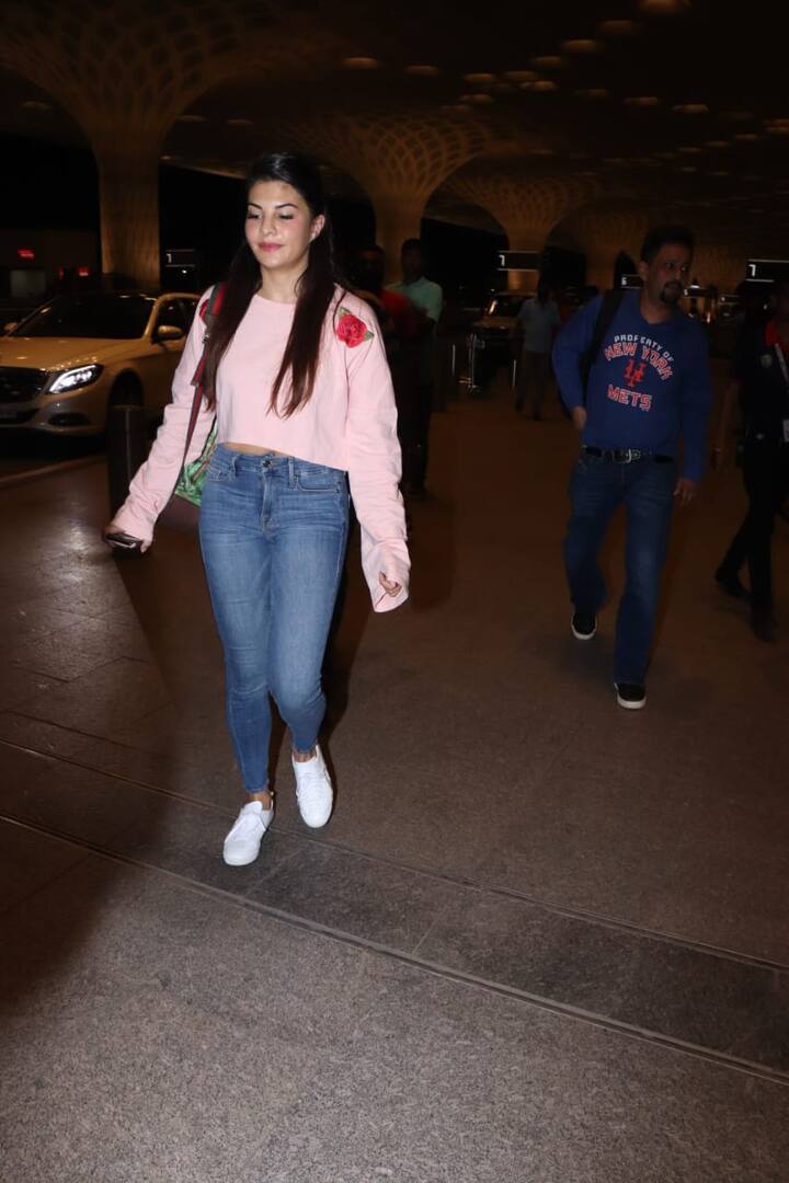 दीपिका के साथ साथ जैकलीन को भी एयरपोर्ट पर स्पॉट किया गया. (Photo Credit: Manav Manglani)