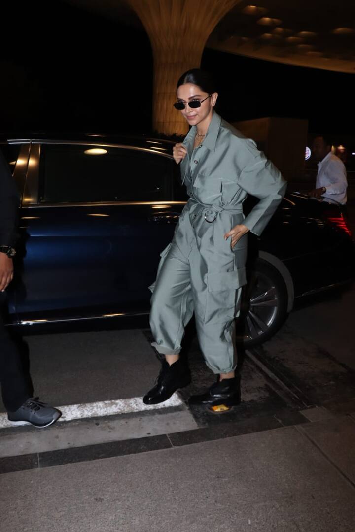 दीपिका पादुकोण को देर रात मुंबई एयरपोर्ट पर स्पॉट किया गया. (Photo Credit: Manav Manglani)