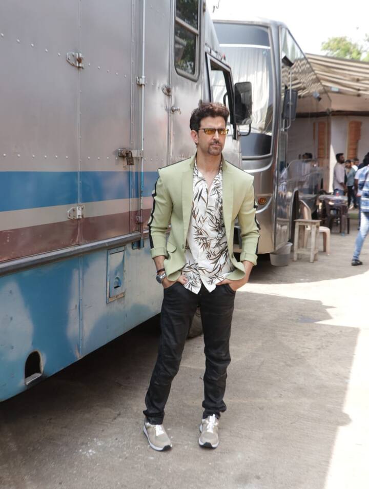 इस दौरान ऋतिक रोशन हल्के हरे रंग की की जैकेट और डिज़ाइनर शर्ट में नज़र आए. (तस्वीर: मानव मंगलानी) 