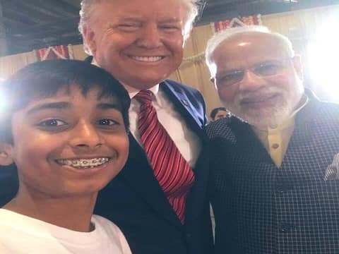 Viral Video: पीएम मोदी और डोनाल्ड ट्रंप के साथ लड़के ने ली सेल्फी, सोशल मीडिया पर हुआ मशहूर Viral Video: पीएम मोदी और डोनाल्ड ट्रंप के साथ लड़के ने ली सेल्फी, सोशल मीडिया पर हुआ मशहूर