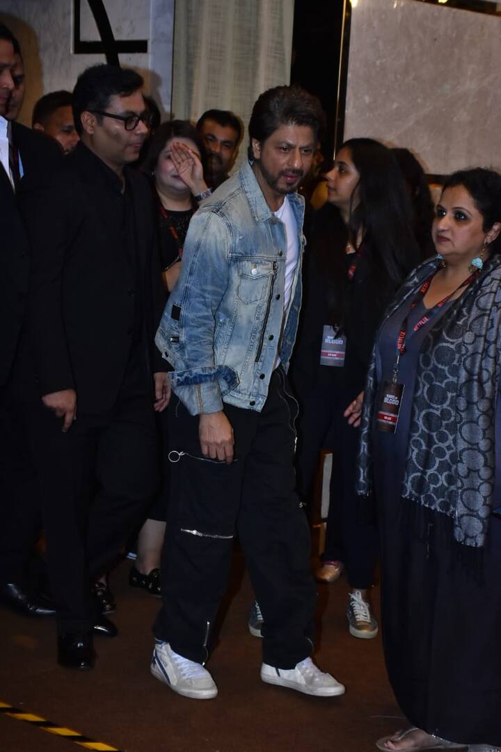 तस्वीरों में आप देख सकते हैं कि इस दौरान शाहरुख खान काफी कैजुअल लुक में दिखाई दे रहे थे. (Photo Credit: Manav Manglani)
