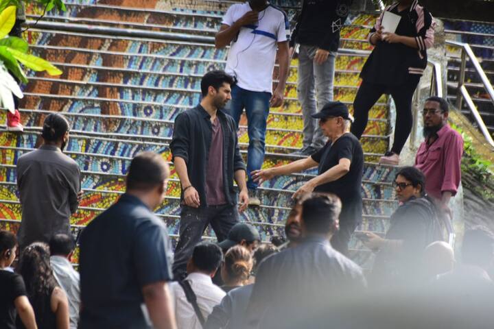 सेट से सामने आई तस्वीरों में फिल्म के निर्देशक महेश भट्ट आदित्य रॉय कपूर को सीन समझाते नज़र आ रहे हैं. (तस्वीर: मानव मंगलानी)