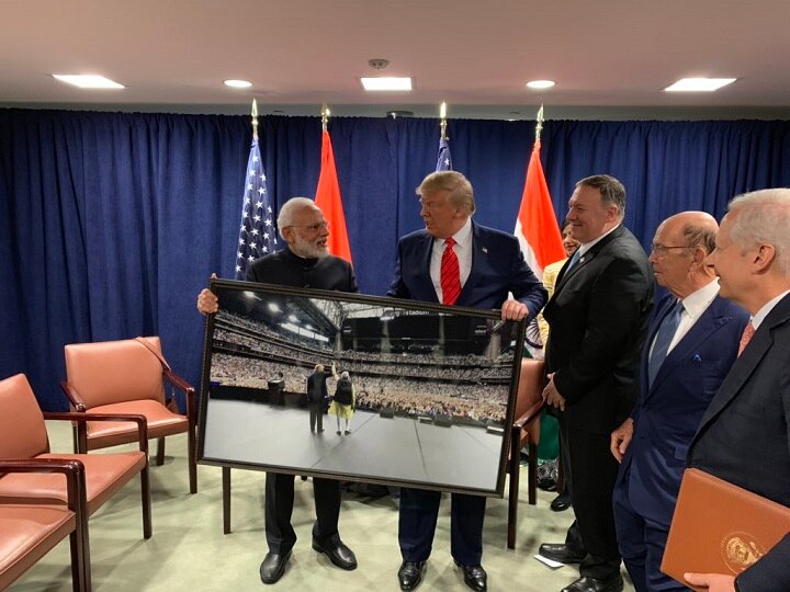 PM Narendra Modi presented framed photograph from Howdy Modi event to Donald Trump पीएम मोदी ने ट्रंप को हाउडी मोदी कार्यक्रम की फ्रेम की हुई तस्वीर भेंट की