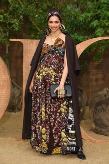 Paris Fashion Week: स्ट्रेपलेस ड्रेस में नज़र आईं दीपिका पादुकोण, कातिलाना अंदाज से लूटा फैंस का दिल, देखें