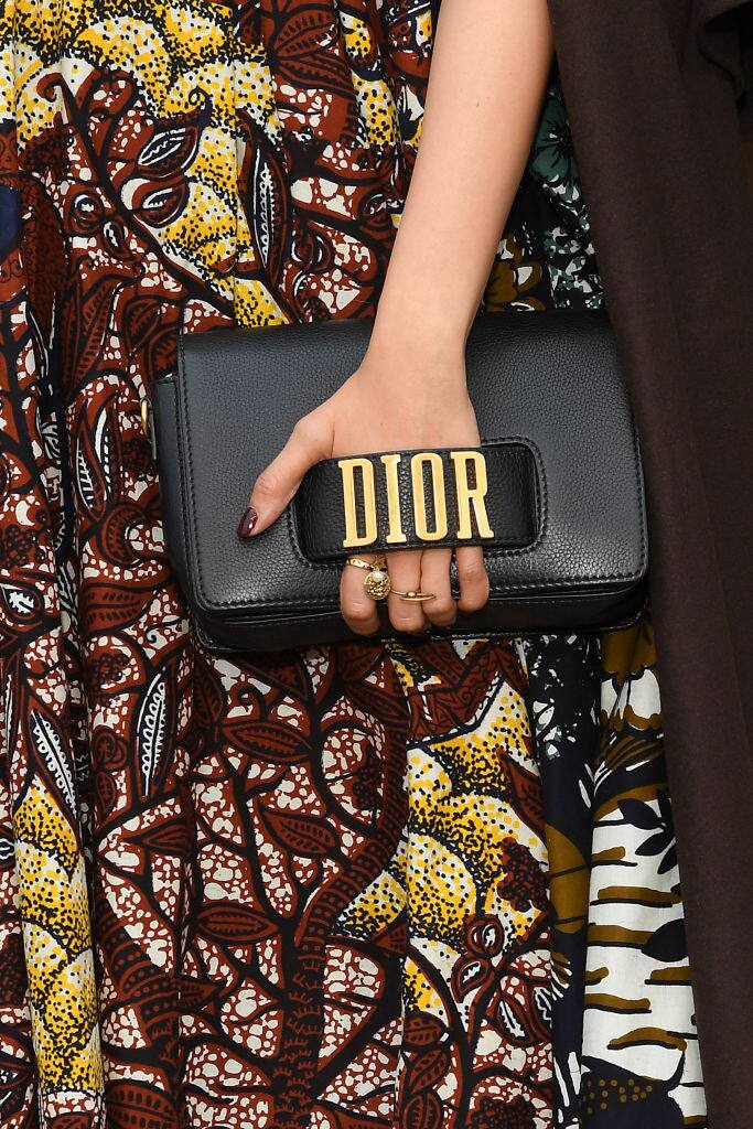 उन्होंने हाथों Dior का ही क्लच कैरी किया. (Photo: Getty)