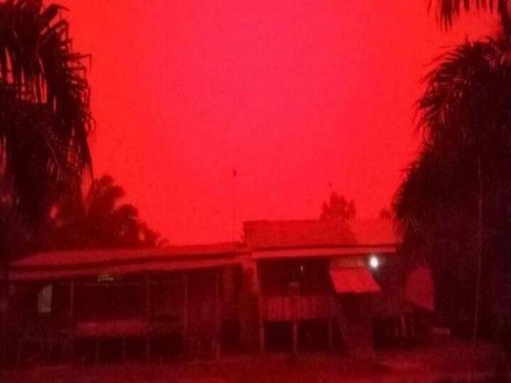 viral Sky turns blood red in Indonesia Viral: इंडोनेशिया में 'खून' की तरह लाल हुआ आसमान, सोशल मीडिया पर फोटो वायरल