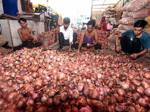 राजनीतिक दलों और जमाखोरों के बीच सांठगांठ से बढ़ी प्याज की कीमत ? बीजेपी सांसद ने दिया ये बड़ा बयान राजनीतिक दलों और जमाखोरों के बीच सांठगांठ से बढ़ी प्याज की कीमत ? बीजेपी सांसद ने दिया ये बड़ा बयान