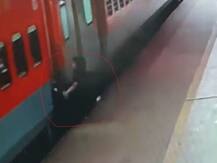 Viral video: चलती ट्रेन में चढ़ते हुए फिसला युवक, RPF के जवानों ने बचाई जान