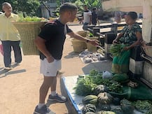 Viral: 10 KM तक पैदल चलते हैं ये IAS officer, पीठ पर लादते हैं 21 KG सब्जी और स्थानीय उत्पाद