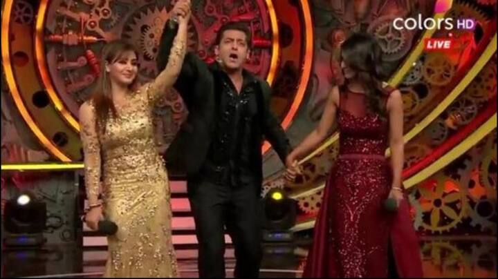  बिग बॉस सीजन 11: शो का सीजन 11 टेलीविजन स्टार शिल्पा शिंदे ने जीता था. बिग बॉस जीतने के बाद शिल्पा के पास पहले के मुकाबले कही ज्यादा काम आने लगा है. बिग बॉस शो के बाद उन्होंने IPL के शो Jio Dhan Dhana Dhan में 'गुगली देवी' बनकर लोगों को हंसाया. लोकसभा चुनाव के दौरान वह कांग्रेस पार्टी में भी शामिल हुईं थी.