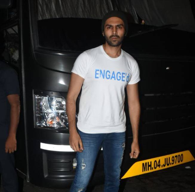 इन तस्वीरों पर कमेंट करते हुए फैंस लगातार ये सवाल पूछ रहे हैं कि क्या इन दोनों सेलेब्स ने सच में सगाई कर ली है? या फिर ये कोई प्रमोशनल स्टंट है?