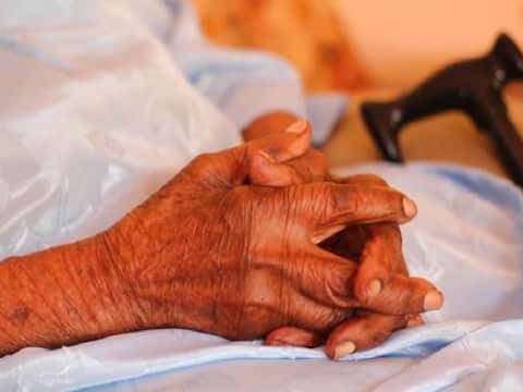 देर है अंधेर नहीं: 36 साल बाद वृद्धाश्रम में मिले पति-पत्नी, गीत गाकर जताई खुशी देर है अंधेर नहीं: 36 साल बाद वृद्धाश्रम में मिले पति-पत्नी, गीत गाकर जताई खुशी