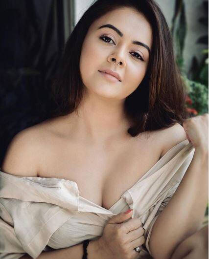 उस समय चर्चा थी कि देवोलीना शो में लवलीन की इंट्री से नाखुश हैं. इसके बाद साल 2016 में 'साथ निभाना साथिया' में जिगर का रोल करने वाले विशाल सिंह के साथ भी देवोलीना का मनमुटाव हुआ. हालांकि, यह विवाद जल्द ही खत्म हो गया.