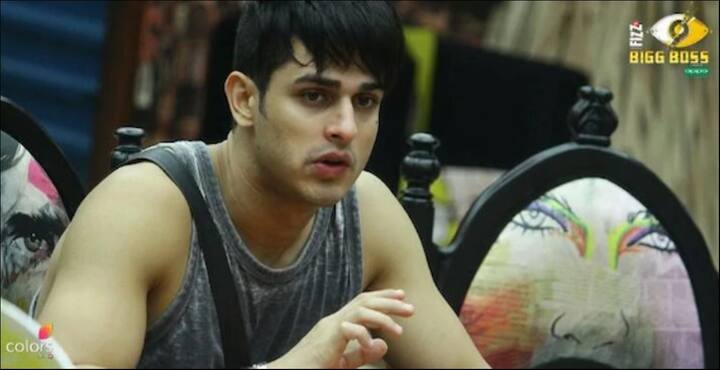 सौभाग्य से बीते सीजन यानी सीजन 12 में कोई भी कंटेस्टेंट बिग बॉस दे घर से बाहर नहीं हुआ मगर ‘बिग बॉस 11’ की बात करें को शो के कंटेस्टेंट प्रियांक शर्मा को अपने साथ कंटेस्टेंट आकाश के साथ मारपीट की कोशिस की वजह से मेकर्स ने उन्हें घर से बाहर का रास्ता दिखा दिया.