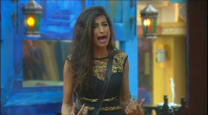 ‘बिग बॉस 10’ में सलमान ने लोपामुद्रा राउत और मनु पंजाबी की मां को लेकर पर्सनल कमेंट करने पर प्रियंका जग्गा को शो से बाहर का रास्ता दिखा दिया था. इसके बाद बिग बॉस के घर के अंदर और घर के बाहर बहुत सारे बवाल हुए. प्रियंका जग्गा और उनके भाई ने सलमान खान और बिग बॉस की टीआरपी को लेकर कई सारे बेतुके बयान दिए.