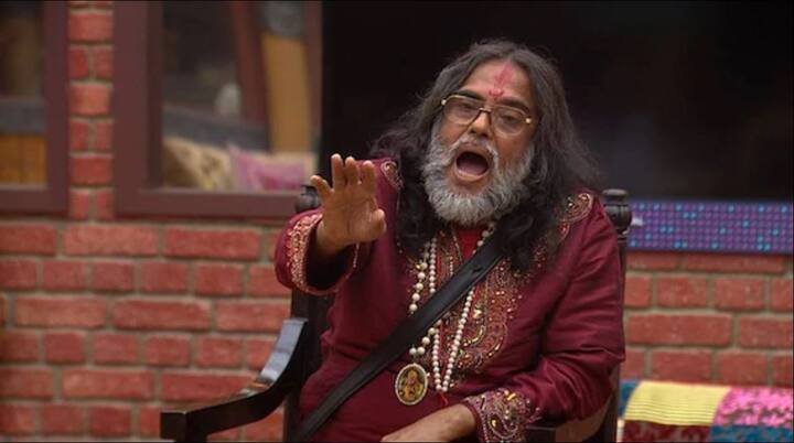 ‘बिग बॉस 10’ के ही एक और बवाली कंटेस्टेंट स्वामी ओम ने तो हद ही पार कर दी. महिलाओं के बारे में अभद्र टिप्पणी करने और टास्क के दौरान अश्लील हरकतें करने, इसके अलावा साथी कंटेस्टेंट के ऊपर यूरीन फेंकने के आरोप में स्वामी ओम को बिग बॉस के मेकर्स ने शो से निकाल दिया था.