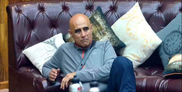 'महाभारत' में दुर्योधन का किरदार निभाने वाले और ‘बिग बॉस-8’ के कंटेस्टेंट पुनीत इस्सर को भी लक्जरी बजट टास्क के दौरान साथी कंटेस्टेंट आर्य बब्बर से हुई हाथापाई के लिए शो से बाहर निकाला जा चुका है.