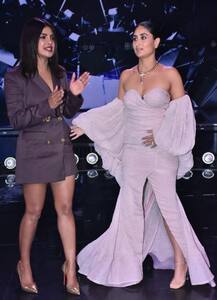 \'डांस इंडिया डांस\' के सेट पर एक दूसरे के साथ मस्ती करती दिखीं प्रियंका-करीना, यहां देखें तस्वीरें