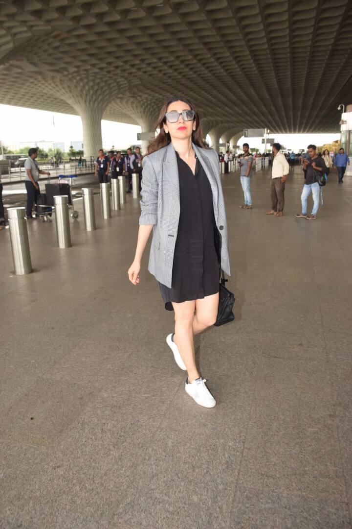 करिश्मा एयरपोर्ट पर बहुत ही खूबसूरत अवतार में नज़र आईं.