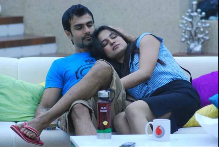 'बिग बॉस' सीजन 4 में वीना और अश्मित के रोमांस को भला कौन भूल सकता है. पूरे सीजन में दोनों का रोमांस लोगों के लिए हॉट टॉपिक बना रहा. कई बार दोनों को कैमरे के सामने किस करते हुए देखा गया.