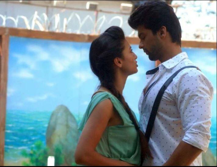 'बिग बॉस' के सातवें सीजन में गौहर खान और कुशाल टंडन के रोमांस ने खूब सुर्खियां बटोरी थीं. दोनों को कई बार किस करते हुए देखा गया. पूरे सीजन के दौरान ये कपल काफी नजदीक आते गए. शो के खत्म होते ही दोनों का प्यार भी खत्म हो गया.