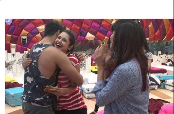 'बिग बॉस' 9 में युविका चौधरी और प्रिंस नरुला का प्यार परवान चढ़ा था. प्रिंस ने शो के दौरान युविका को कई बार प्रपोज भी किया. हालांकि युविका के शो से बाहर जाने के बाद प्रिंस नोरा फतेही से इश्क लड़ाते नजर आए. मगर आज यूविका और प्रिंस एक रियल लाइफ कपल हैं और दोनों ने शादी कर ली है.