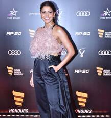 IN PICS: पति विराट के साथ बेहद स्टाइलिश अंदाज में पहुंची अनुष्का शर्मा, आलिया भट्ट ने किया ऐसा कमेंट