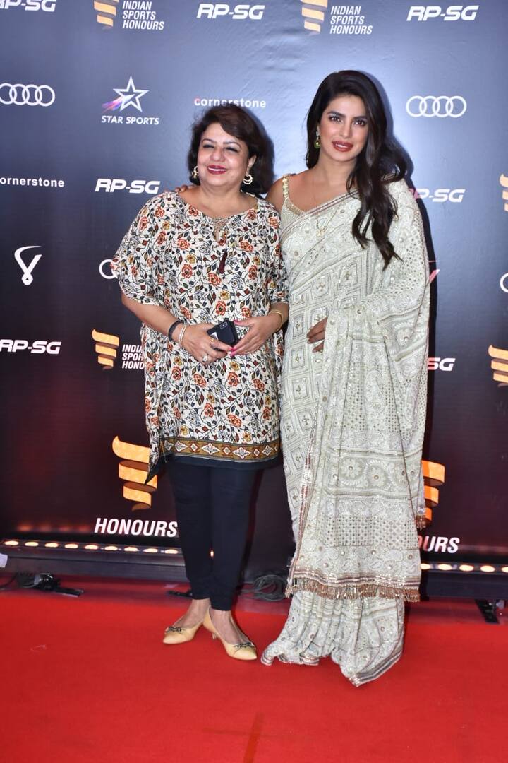 इस दौरान प्रियंका चोपड़ा की मां मधु चोपड़ा भी उनके साथ इस इवेंट में शिरकत करने के लिए पहुंचीं. (Photo Credit: Manav Manglani)