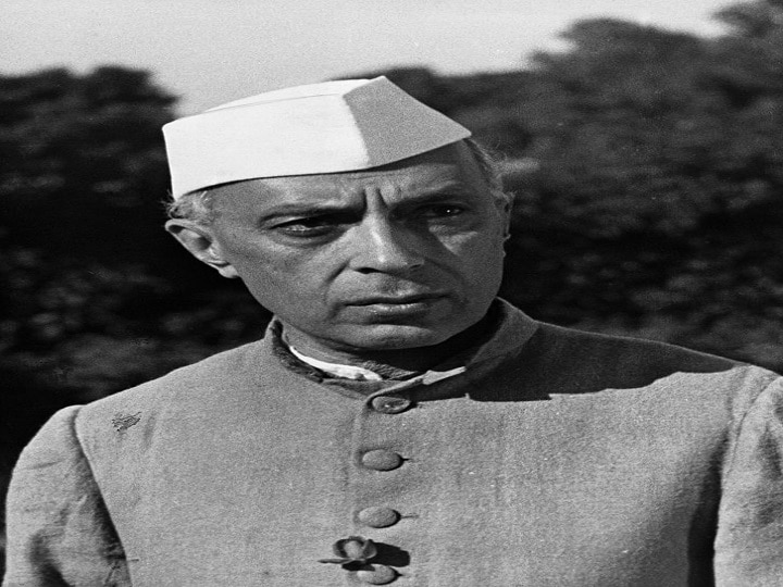 untold story When Jawaharlal Nehru sent a Plane to indore for favourite cigarette ANN नहीं थी नेहरू की पसंदीदा सिगरेट तो राजभवन ने खुश करने के लिए भोपाल से इंदौर भेजा था विमान