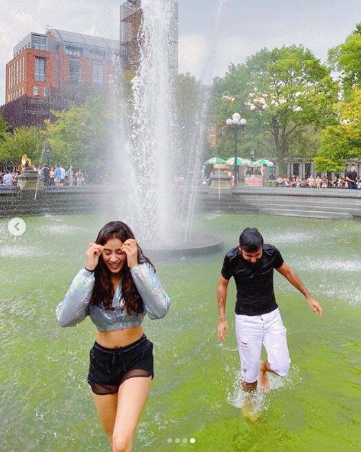 बता दें कि जाह्नवी जल्द ही गुंजन शर्मा की बायोपिक में दिखाई देने वाली हैं. (Photo Credit: @janhvikapoor Instagram) 