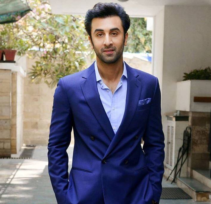 रणबीर कपूर सोशल मीडिया पर एक्टिव नहीं हैं. लेकिन अपनी बहन करीना कपूर खान की तरह रणबीर भी सीक्रेटली सोशल मीडिया पर एक्टिव रहते हैं और सेलेब्स को स्टॉक करते हैं. 