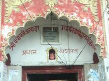 चिन्मयानंद की मुश्किलें बढ़ीं, अखाड़ा परिषद के बाद अब महानिर्वाणी अखाड़े ने दिखाया बाहर का रास्ता