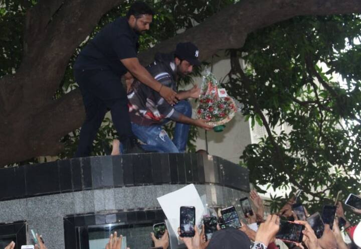 छत पर चढ़कर रणबीर ने वहां मौजूद अपने चाहने वालों को ग्रीट किया और उनके द्वारा लाए गए तोहफे भी लिए.