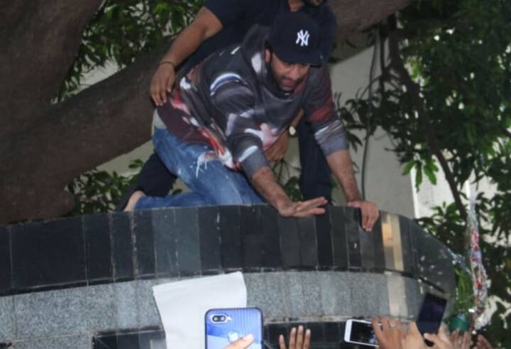 फैंस की इस भारी भीड़ में रणबीर का घर से बाहर निकलना मुश्किल हो गया और उन्हें फैंस को ग्रीट करने के लिए वहां मौजूद गार्डरूम की छत पर चढ़ना पड़ा.