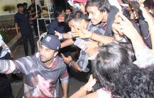 बर्थडे विश करने आए फैंस की भीड़ में फंसे रणबीर कपूर, सामने आईं ऐसी तस्वीरें