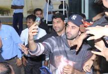 बर्थडे विश करने आए फैंस की भीड़ में फंसे रणबीर कपूर, सामने आईं ऐसी तस्वीरें