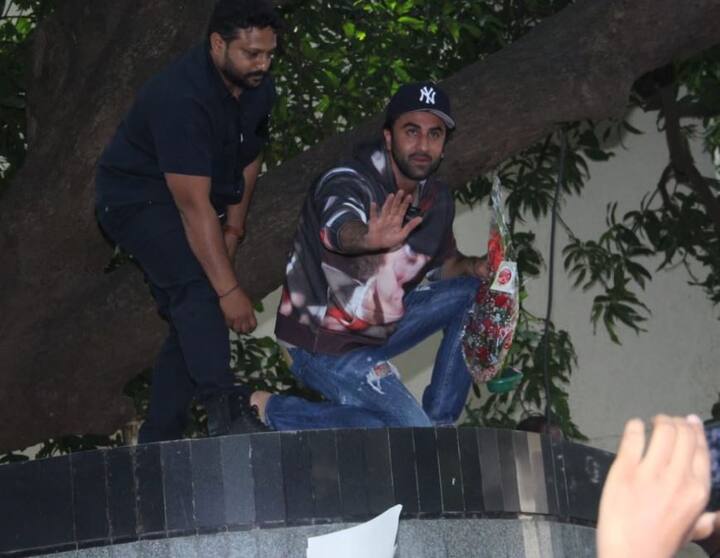 रणबीर के घर के बाहर आए फैंस को काबू करने के लिए उनके सिक्योरिटी गार्ड्स को भी खासा मेहनत करनी पड़ी. 