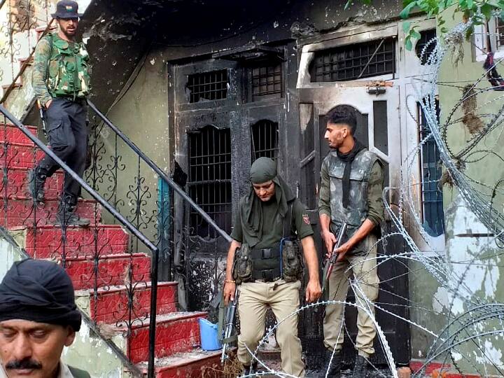 रामबन में एबीपी न्यूज के कैमरे पर कैद हुई एनकाउंटर की तस्वीरें, CRPF के ट्रक के नीचे फंसी रही टीम, 3 आतंकी ढेर Pictures of the encounter captured by ABP News in ramban रामबन में एबीपी न्यूज के कैमरे पर कैद हुई एनकाउंटर की तस्वीरें, CRPF के ट्रक के नीचे फंसी रही टीम, 3 आतंकी ढेर