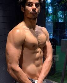 PHOTOS: ईशान खट्टर ने शेयर की अपनी ऐसी तस्वीर, जबरदस्त ट्रांस्फॉर्मेशन देख फैंस हुए हैरान