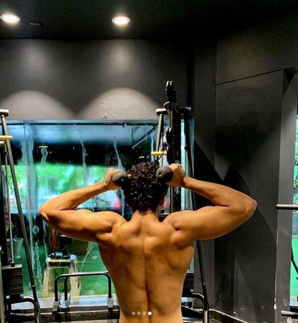 तस्वीरों में ईशान अपने मसल्स को फ्लॉन्ट करते भी नजर आ रहे हैं. (Photo Credit: @ishaankhatter Instagram)