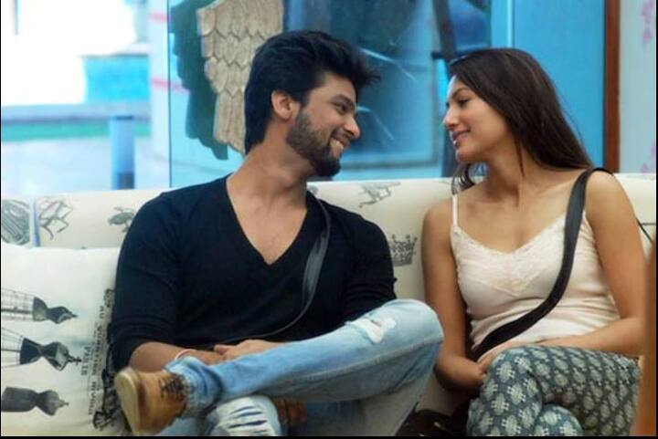 'बिग बॉस' के 7वें सीजन में गौहर खान और कुशाल टंडन लव-बर्ड बन खूब चर्चा में रहे. शो के दौरान दोनों को बहुत ही करीब देखा गया. शो के बाहर जाने के कुछ दिनों के बाद तक इनका रिश्ता कायम रहा. लेकिन कुछ समय बाद कुशाल ने गौहर के साथ अपने ब्रेकअप की खबरों को अपने सोशल मीडिया अकाउंट से सार्वजनिक कर दिया था.