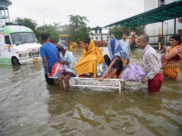 पूर्व मध्य रेल के मुख्य जनसम्पर्क अधिकारी राजेश कुमार ने बताया कि भारी बारिश से जमीन धसने के कारण धनबाद मंडल के दिलवा- नाथगंज पर अप लाइन एवं डाउन लाइन पर परिचालन कुछ घंटे के लिए प्रभावित रहा. इसके अलावा भी कुछ ट्रेन रद्द की गईं, कुछ को आंशिक रूप से रद्द किया गया और कुछ के मार्ग में परिवर्तन किया गया.