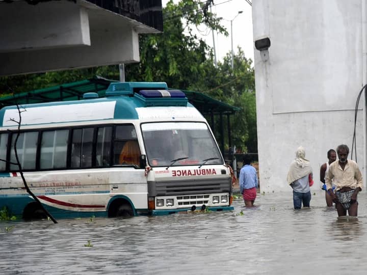 बिहार सरकार के जल संसाधन विभाग के एक अधिकारी ने शनिवार को बताया कि गंगा, कमला बलान, बागमती नदियां कई स्थानों पर खतरे के निशान से ऊपर बह रही हैं. इस बीच बारिश ने स्थिति और बिगाड़ दी है. उन्होंने कहा कि गंगा नदी पटना के विभिन्न क्षेत्रों सहित मुंगेर और भागलपुर में खतरे के निशान से ऊपर बह रही है, जबकि बागमती नदी सीतामढ़ी के ढेंग और डूबाधार में तथा मुजफ्फरपुर के बेनीबाद में खतरे के निशान से ऊपर बह रही है. कमला बलान भी उफान पर है. कमला बलान खगड़िया और मधुबनी में खतरे के निशान से ऊपर बह रही है.