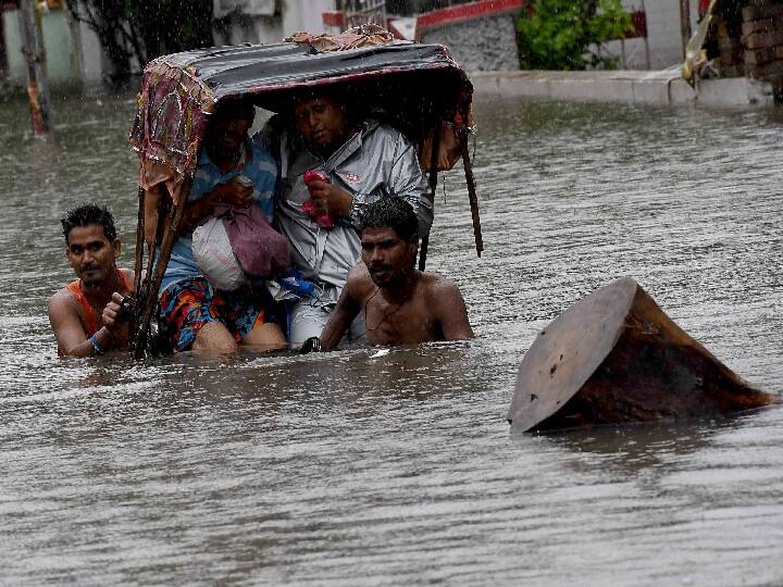 बिहार के ज्यादातर हिस्सों में शुक्रवार से हो रही लगातार भारी बारिश ने सामान्य जनजीवन को बुरी तरह प्रभावित कर दिया है. इसके चलते खासतौर पर रेल यातायात, स्वास्थ्य सुविधाएं और स्कूल प्रभावित हुए हैं. राजधानी पटना की कई सड़कों पर दो से चार फीट तक पानी बह रहा है. मंत्रियों तक के घरों में पानी घुस आया. उप मुख्यमंत्री सुशील कुमार मोदी के निजी मकान, पथ निर्माण मंत्री नंदकिशोर यादव, बीजेपी सांसद राजीव प्रताप रूड़ी के आवास में पानी जमा है.