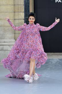 Paris Fashion Week: ऐश्वर्या ने बिखेरा जलवा, कभी बाहें फैलाए की कैटवॉक तो कभी किया फलाइंग किस