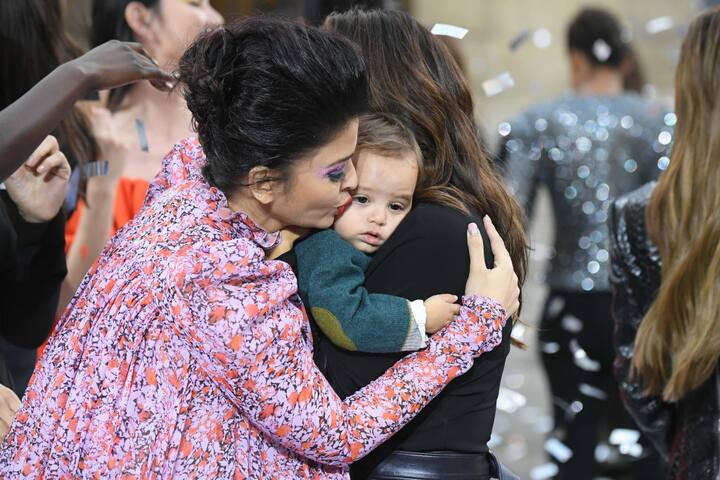 इस दौरान ऐश्वर्या बच्चे को किस भी करती दिखाई दीं. (Photo Credit: Getty Images)