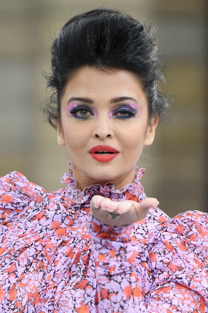 इस दौरान भी ऐश्वर्या ने सभी को फ्लाइंग किस किया. (Photo Credit: Getty Images)